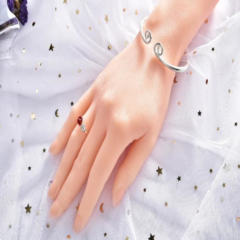 Body Jewelry Plus - عارضة أزياء يدوية حقيقية لعام 2025،