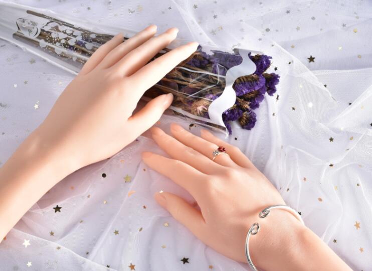 عارضة أزياء يدوية حقيقية لعام  - مراجعة Body Jewelry Plus وسعره